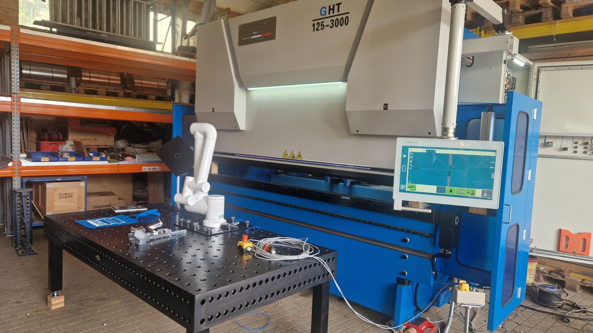 G-Press und Cybelec Retrofit Robot